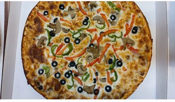 صورة بيتزا حسب الطلب